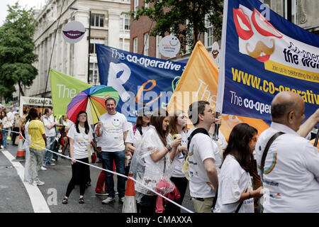 Les participants à la Gay Pride London procession, Baker Street, Londres, Angleterre, Royaume-Uni, Europe Banque D'Images