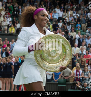 07.07.2012. Le Wimbledon Tennis Championships 2012 tenue à l'All England Lawn Tennis et croquet Club, Londres, Angleterre, Royaume-Uni. Serena Williams (USA) [6] v Agnieszka Radwanska (POL) [3] . Serena avec triomphant trophy. Banque D'Images