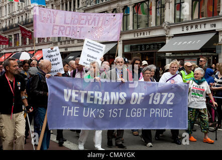 Les anciens combattants de la 1ère marche des fiertés LGBT en 1972 à la World Pride procession dans Regent Street, Central London, UK - 7 juillet 2012 Banque D'Images