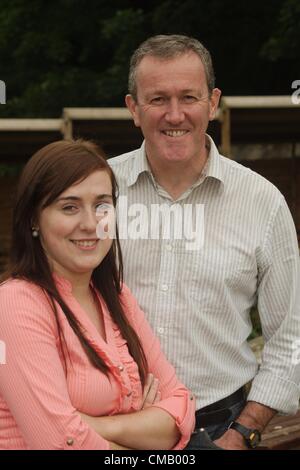 Megan Fearon, 20 ans, est annoncé que son groupe est un nouveau député provincial de Newry Armagh dans l'Assemblée de Stormont. Megan Fearon remplace Conor Murphy MP, qui se tenait comme député provincial. Elle est de Dromintee Fr Armagh. Sur la photo, Megan Fearon et Conor Murphy. 06/07/2012 CREDIT : LiamMcArdle.com Banque D'Images