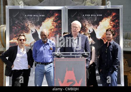 Gary Oldman, Morgan Freeman, Michael Cain, Anne Hathaway, en présence de Christian Bale pour empreinte de cérémonie pour Christopher Nolan au Grauman's, le Grauman's Chinese Theatre, Los Angeles, CA, le 7 juillet 2012. Photo par : Michael Germana/Everett Collection Banque D'Images