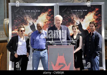 Gary Oldman, Morgan Freeman, Michael Cain, Anne Hathaway, en présence de Christian Bale pour empreinte de cérémonie pour Christopher Nolan au Grauman's, le Grauman's Chinese Theatre, Los Angeles, CA, le 7 juillet 2012. Photo par : Michael Germana/Everett Collection Banque D'Images