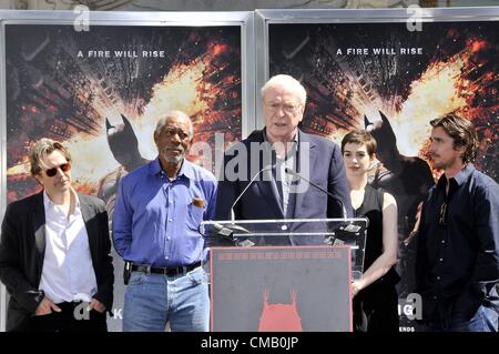 Gary Oldman, Morgan Freeman, Michael Cain, Anne Hathaway, en présence de Christian Bale pour empreinte de cérémonie pour Christopher Nolan au Grauman's, le Grauman's Chinese Theatre, Los Angeles, CA, le 7 juillet 2012. Photo par : Michael Germana/Everett Collection Banque D'Images