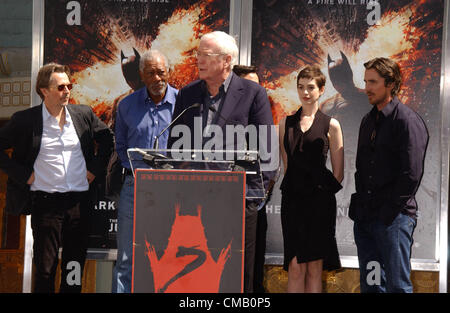 7 juillet 2012 - Hollywood, Californie, États-Unis - Michael Caine & Acteurs dans ''The Dark Knight Rises''.assister à la Christopher Nolan .empreinte de cérémonie à l'.Chinese Theatre à Hollywood,Ca sur Juillet 7,2012.. Crédit Image : 2012(Â© Phil Roach/Photos/ZUMAPRESS.com) Globe Banque D'Images