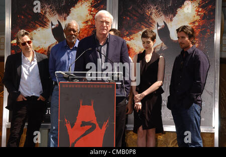 7 juillet 2012 - Hollywood, Californie, États-Unis - Michael Caine & Acteurs dans ''The Dark Knight Rises''.assister à la Christopher Nolan .empreinte de cérémonie à l'.Chinese Theatre à Hollywood,Ca sur Juillet 7,2010.. Crédit Image : 2012(Â© Phil Roach/Photos/ZUMAPRESS.com) Globe Banque D'Images