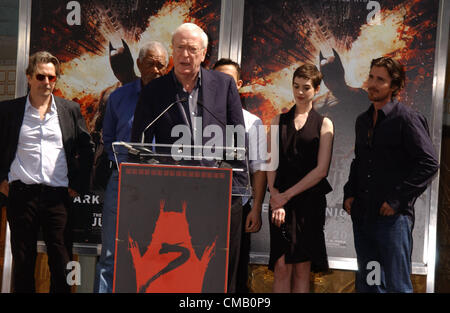 7 juillet 2012 - Hollywood, Californie, États-Unis - Michael Caine & Acteurs dans ''The Dark Knight Rises''.assister à la Christopher Nolan .empreinte de cérémonie à l'.Chinese Theatre à Hollywood,Ca sur Juillet 7,2012.. Crédit Image : 2012(Â© Phil Roach/Photos/ZUMAPRESS.com) Globe Banque D'Images