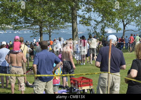 Niantic, Connecticut, le 6 juillet 2012 - Les foules se rassemblent à McCook's Point Park pour l'OpSail 2012 fête d'ouverture d'oeil sur la marine comme un aéroglisseur LCAC (Landing Craft Air Cushioned) peut être vu loin dans la distance. Gros plans de l'aéroglisseur et foule disponibles : CMAW17 Banque D'Images