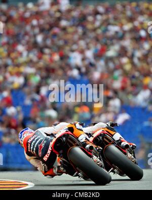 08.07.2012. Hohenstein-Ernstthal, Allemagne. Coureur espagnol Daniel Pedrosa du Team Repsol Honda (R)courses en avant du coureur Australien Casey Stoner du Team Repsol Honda au Grand Prix moto allemand au Sachsenring à Hohenstein-Ernstthal, Allemagne, 08 juillet 2012. Banque D'Images