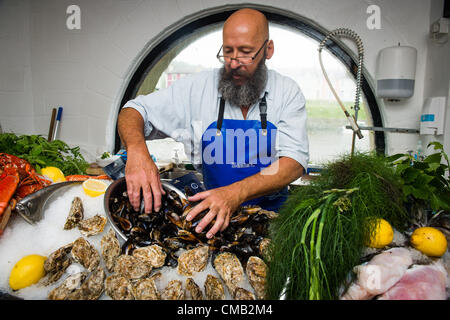 Un poissonnier organiser son affichage de crustacés à la baie Cardigan, Festival de fruits de mer, d''Aberaeron Ceredigion, 8 juillet 2012 photo ©keith morris Banque D'Images