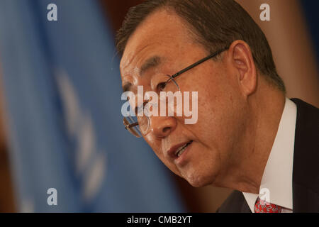Ban Ki-moon, 8e Secrétaire général de l'Organisation des Nations Unies, lors d'une conférence de presse après le sommet mondial sur l'Afghanistan, à Tokyo, Japon Banque D'Images