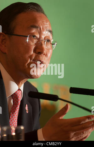 Ban Ki-moon, 8e Secrétaire général de l'Organisation des Nations Unies, lors d'une conférence de presse après le sommet mondial sur l'Afghanistan, à Tokyo, Japon Banque D'Images