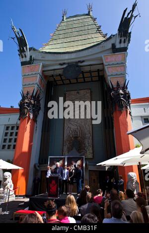 Anne Hathaway, Christian Bale, Gary Oldman, Joseph Gordon-Levitt, Michael Caine et Morgan Freeman présente à Handprint Cérémonie pour Christopher Nolan au Grauman's, le Grauman's Chinese Theatre, Los Angeles, CA, le 7 juillet 2012. Photo par : Emiley Schweich/Everett Collection Banque D'Images