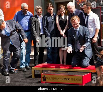 Anne Hathaway, Christian Bale, Christopher Nolan, Gary Oldman, Joseph Gordon-Levitt, Michael Caine et Morgan Freeman présente à Handprint Cérémonie pour Christopher Nolan au Grauman's, le Grauman's Chinese Theatre, Los Angeles, CA, le 7 juillet 2012. Photo par : Emiley Schweich/Everett Collection Banque D'Images