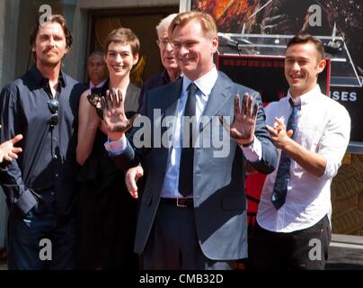 Anne Hathaway, Christian Bale, Christopher Nolan, Joseph Gordon-Levitt et Michael Caine présents à main Cérémonie pour Christopher Nolan au Grauman's, le Grauman's Chinese Theatre, Los Angeles, CA, le 7 juillet 2012. Photo par : Emiley Schweich/Everett Collection Banque D'Images