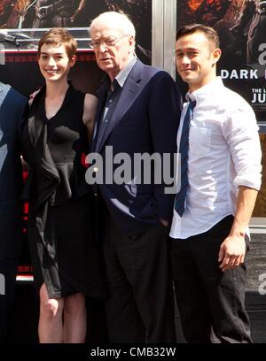 Anne Hathaway, Joseph Gordon-Levitt et Michael Caine présents à main Cérémonie pour Christopher Nolan au Grauman's, le Grauman's Chinese Theatre, Los Angeles, CA, le 7 juillet 2012. Photo par : Emiley Schweich/Everett Collection Banque D'Images