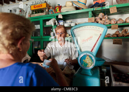 Un jour en juillet de chaque année les villageois de Chirche dans les contreforts du mont Teide, Tenerife, célébrer le mode de vie traditionnel de leurs grands-parents. Reproduisant la vieille manière mode de vie ils se rappeler comment l'existence quotidienne a été dans les années 50. Ils accueillent les visiteurs dans le village pour voir comment la vie l'habitude d'être. Chirche, Guia de Isora, Tenerife, Canaries. 8/7/2012. Banque D'Images