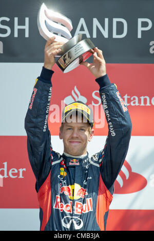 08.07.2012 Towcester, Angleterre. L'allemand Sebastian Vettel, pilote de Formule 1 de Red Bull célèbre avec le trophée sur le podium après le Grand Prix de Grande-Bretagne sur le circuit de Silverstone dans le Northamptonshire, Angleterre, 08 juillet 2012. Vettel est arrivé en troisième place. Banque D'Images