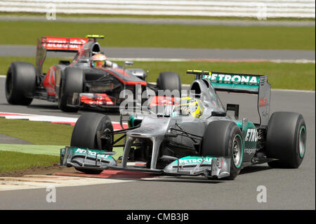 08.07.2012 Towcester, Angleterre. L'allemand pilote de Formule 1 Nico Rosberg Mercedes AMG de l'avant de la McLaren Mercedes de Lewis Hamilton piloter leurs voitures lors du Grand Prix de Grande-Bretagne sur le circuit de Silverstone dans le Northamptonshire, Angleterre, 08 juillet 2012. Banque D'Images