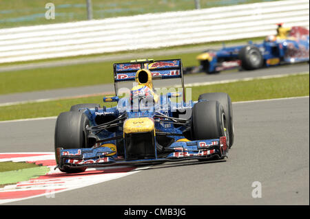 08.07.2012 Towcester, Angleterre. Pilote de Formule Un Australien Mark Webber de Red Bull devant son coéquipier l'allemand Sebastian Vettel diriger leurs voitures lors du Grand Prix de Grande-Bretagne sur le circuit de Silverstone dans le Northamptonshire, Angleterre, 08 juillet 2012. Banque D'Images