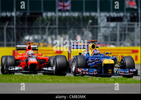 08.07.2012 Towcester, Angleterre. L'Allemagne de Sebastian Vettel et Red Bull Racing passe Timo Glock d'Allemagne et Marussia F1 Team durant la course à la Santander British Grand Prix, la ronde 9 de la FIA 2012 Championnat du Monde de Formule 1 au circuit de Silverstone. Banque D'Images