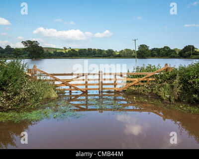 Otterton, Devon, UK. 8 juillet, 2012. Champs inondés et chemin rural de la journée après la pluie torrentielle à Otterton juillet dans l'est du Devon, Angleterre. Banque D'Images