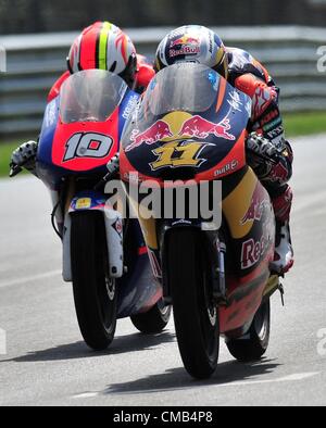 08.07.2012. Hohenstein-Ernstthal, Allemagne. Cavalier allemand Sandro Cortese du Team Red Bull KTM mène le champ dans la course de la Moto3 avant le français Alexis MASBOU rider du Team Caretta Technology au cours de l'allemand au Sachsenring MotoGP à Hohenstein-Ernstthal, Allemagne, 08 juillet 2012. Banque D'Images