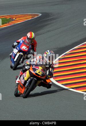 08.07.2012. Hohenstein-Ernstthal, Allemagne. Cavalier allemand Sandro Cortese du Team Red Bull KTM mène la course Moto3 avant le français Alexis MASBOU rider du Team RW Racing GP au cours de l'allemand au Sachsenring MotoGP à Hohenstein-Ernstthal, Allemagne, 08 juillet 2012. Banque D'Images