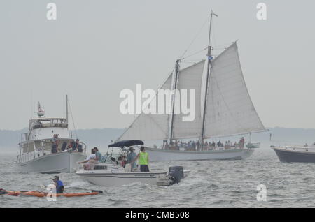 L'Argia, un deux-mâts goélette à hunier gaffe de Mystic, Connecticut sous voiles comme la parade de navires se prépare à la tête de Niantic Bay, TC à New London, dans le Connecticut au cours de OpSail2012 CT. Les spectateurs en kayak et en bateau moteur entourent le schooner. Banque D'Images