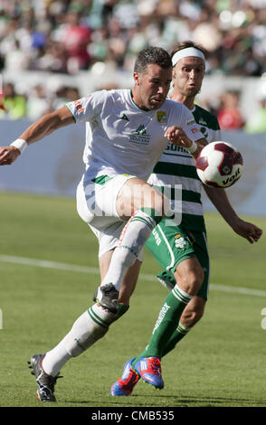 Le 9 juillet 2012 - Carson, Californie, USA - Oscar Iaroslav Mascorro # 4 Club De Leon va pour le ballon comme ils face Santos Laguna, les deux équipes du Mexique a joué un match amical au Home Depot Center de Carson, en Californie, dimanche, 8 juillet 2012 (Image Crédit : © Javier Rojas/Prensa Internacional/ZUMAPRESS.com) Banque D'Images