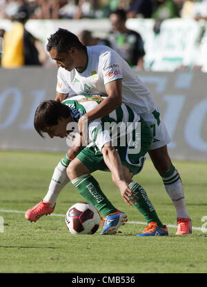 Le 9 juillet 2012 - Carson, Californie, USA - Ivan Estrada # 4 de Santos Laguna est présenté par Leon humains comme les deux équipes du Mexique s'affrontaient en match amical au Home Depot Center de Carson, en Californie, dimanche, 8 juillet 2012 (Image Crédit : © Javier Rojas/Prensa Internacional/ZUMAPRESS.com) Banque D'Images