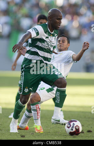 Le 9 juillet 2012 - Carson, Californie, USA - Felipe Baloy # 23 de Santos Laguna avec le ballon comme ils devaient faire face, comme Leon Club les deux équipes du Mexique s'affrontaient en match amical au Home Depot Center de Carson, en Californie, dimanche, 8 juillet 2012 (Image Crédit : © Javier Rojas/Prensa Internacional/ZUMAPRESS.com) Banque D'Images