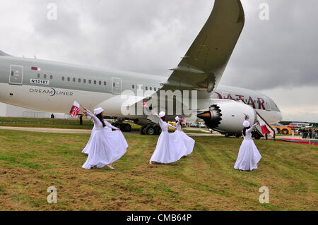 Farnborough, Royaume-Uni. Le lundi 9 juillet 2012. Qatar Airways les danseurs dansent autour de l'avion américain bouilloire Boeing 787 jet 'Dnavette Atlantis prépare son dernier retour sur terre au Farnborough International Airshow 2012 qui a débuté aujourd'hui. Il est considéré comme un rival d'Airbus au Farnborough Air Show. Qatar Airways a participé pour la première fois en battant affiche au Farnborough International Airshow. Banque D'Images