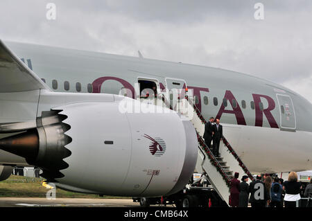 Farnborough International Airshow 2012 Farnborough, Royaume-Uni. Lundi 9 Juillet 2012 Le président de Boeing Commercial Airplanes et directeur général, Ray Conner à gauche et PDG de Qatar Airways, Akbar Al Baker (à droite) sur les marches de l'avion américain bouilloire Boeing 787 jet 'Dnavette Atlantis prépare son dernier retour sur terre au Farnborough International Airshow 2012 qui a débuté aujourd'hui. Il est considéré comme un rival d'Airbus au Farnborough Air Show. Qatar Airways participe pour la première fois en battant affiche au Farnborough International Airshow. Banque D'Images