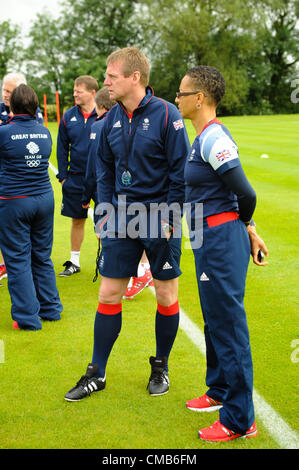 09.07.2012. Champneys Spa and Hotel, Ashby De La Zouch, Leicester. Stuart Pearce et espère que Powell discuter de la formation à l'équipe de football de l'équipe Go participant à la session de formation pour hommes et dames Banque D'Images