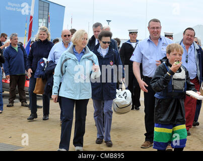 La princesse Anne participant à une régate d'écoles au terminal de ferries de Weymouth, Dorset. La Grande-Bretagne. 09/07/2012 Photo par : DORSET MEDIA SERVICE Banque D'Images