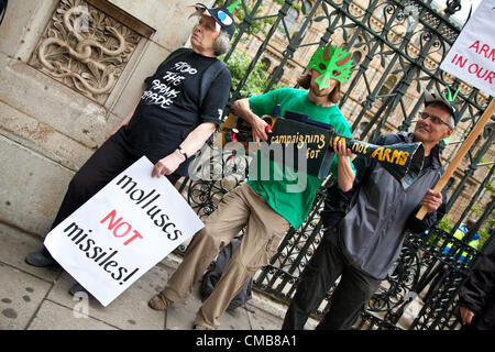 Londres, Royaume-Uni. 9e juillet 2012. Un groupe de manifestants avec costumes et accessoires rassemblés devant l'entrée principale du Musée d'Histoire Naturelle où le salon de Farnborough, la réception était en cours. Banque D'Images