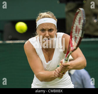 03.07.2012. Le Wimbledon Tennis Championships 2012 tenue à l'All England Lawn Tennis et croquet Club, Londres, Angleterre, Royaume-Uni. Sabine LISICKI (GER) [15] v Angelique KERBER (GER) [8]. Sabine en action. Banque D'Images