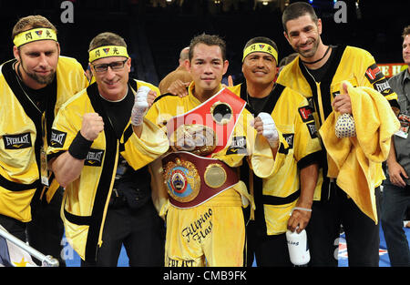 Nonito Donaire (PHI), le 7 juillet 2012 - Boxe : Nonito Donaire de Philippines célèbre avec sa ceinture de champion après avoir remporté le WBO et IBF poids coq de combat super titres chez Home Depot Center de Carson, en Californie, aux États-Unis. (Photo par Naoki Fukuda/AFLO) Banque D'Images