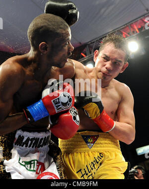 (L-R) Jeffrey Mathebula (RSA), Nonito Donaire (PHI), le 7 juillet 2012 - Boxe : Nonito Donaire de Philippines hits Jeffrey Mathebula d'Afrique du Sud, au cours de l'IBF et WBO poids coq de combat super titres chez Home Depot Center de Carson, en Californie, aux États-Unis. (Photo par Naoki Fukuda/AFLO) Banque D'Images