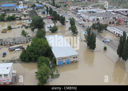 8 juillet 2012 - OEÃ ÃªÃ Ã®±Ã¢Moscou, le territoire de Krasnodar, Russie - Juillet 08,2012. L'inondation de Kuban.Les pires inondations la région de Krasnodar dans le sud de la Russie a connu en 70 ans a fait plus de 170 vies. Sur la photo : conséquences de l'inondation dans les rues de Krimsk ville. (Crédit Image : © PhotoXpress/ZUMAPRESS.com) Banque D'Images