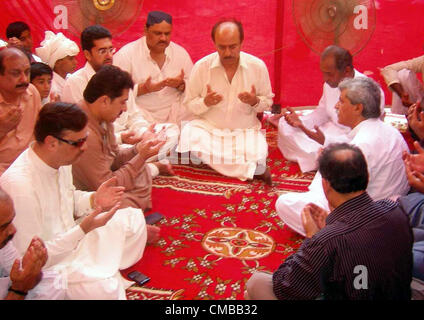 Gouverneur par intérim du Sindh, Nisar Ahmed Khoro Fateha propose pour l'âme de journaliste Irshad Gulabani au cours de réunion de condoléances à son domicile à Casablanca le mardi 10 juillet, 2012. Banque D'Images