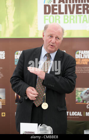 Harrogate North Yorkshire,Ministre d'État à l'Agriculture et de l'alimentation Jim Paice parle à protester contre les producteurs laitiers au Great Yorkshire Show, Harrogate, North Yorkshire. Banque D'Images