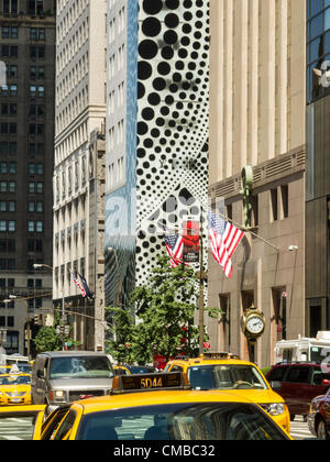 New York City, USA. 10 juillet 2012. Le motif du point distinctif est la signature de l'élément. Kusama L'extérieur du magasin sera couvert en points pour un mois. Les points sont clairement visibles sur la Cinquième Avenue à côté de bijoutier Tiffany's landmark. Banque D'Images