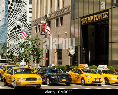 Trump Tower est un immeuble de bureaux à usage mixte et un gratte-ciel de résidence situé à Midtown Manhattan sur la Cinquième Avenue, New York City, États-Unis Banque D'Images