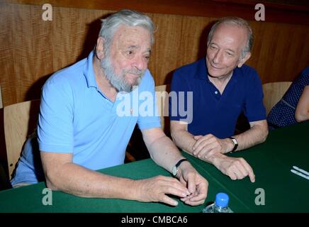 Stephen Sondheim, Jonathan Tunick en apparence en magasin pour nous déambulons le long rouleau : 2012 Rappel ! Cast Enregistrement Événements, Barnes et Noble Book Store, New York, NY 10 juillet 2012. Photo par : Derek Storm/Everett Collection Banque D'Images