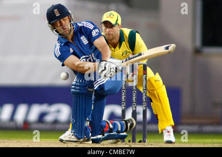 10/07/2012 Manchester, Angleterre. L'Angleterre et l'Australie, Jonathan Trott's Matthew Wade, lors de la 5ème internationale un jour entre l'Angleterre et l'Australie et a joué à Old Trafford Cricket Ground : crédit obligatoire : Mitchell Gunn Banque D'Images