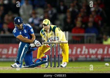 10/07/2012 Manchester, Angleterre. L'Angleterre est ravi Bopara et le Australia's Matthew Wade, lors de la 5ème internationale un jour entre l'Angleterre et l'Australie et a joué à Old Trafford Cricket Ground : crédit obligatoire : Mitchell Gunn Banque D'Images