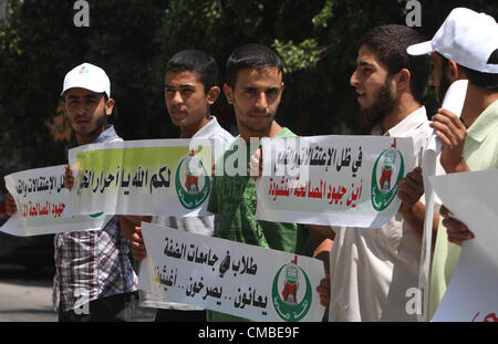 11 juillet 2012 - La ville de Gaza, bande de Gaza, territoire palestinien - les Palestiniens prennent part une protestation contre les arrestations politiques par les forces de sécurité en Cisjordanie, Gaza le juillet 11,2012 (crédit Image : © Naaman Omar/APA Images/ZUMAPRESS.com) Banque D'Images