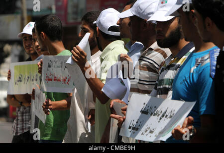 11 juillet 2012 - La ville de Gaza, bande de Gaza, territoire palestinien - les Palestiniens prennent part une protestation contre les arrestations politiques par les forces de sécurité en Cisjordanie, Gaza le juillet 11,2012 (crédit Image : © Naaman Omar/APA Images/ZUMAPRESS.com) Banque D'Images