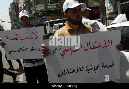 11 juillet 2012 - La ville de Gaza, bande de Gaza, territoire palestinien - les Palestiniens prennent part une protestation contre les arrestations politiques par les forces de sécurité en Cisjordanie, Gaza le juillet 11,2012 (crédit Image : © Naaman Omar/APA Images/ZUMAPRESS.com) Banque D'Images